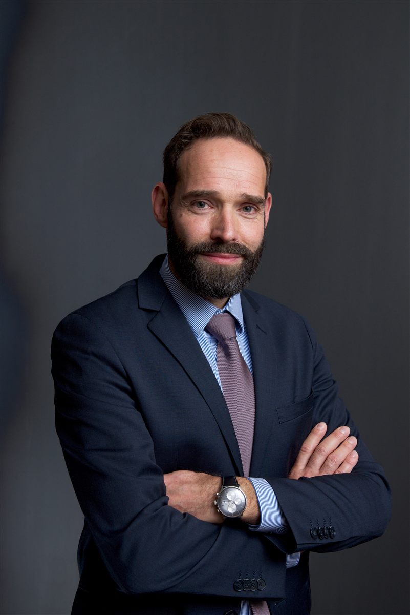 Daniel Lehnhardt in den Konzernjahren, Anzug und Krawatte, mit verschränkten Armen